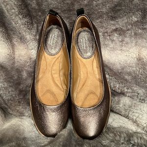 Comfortiva Leather Flats SZ 8 1/2